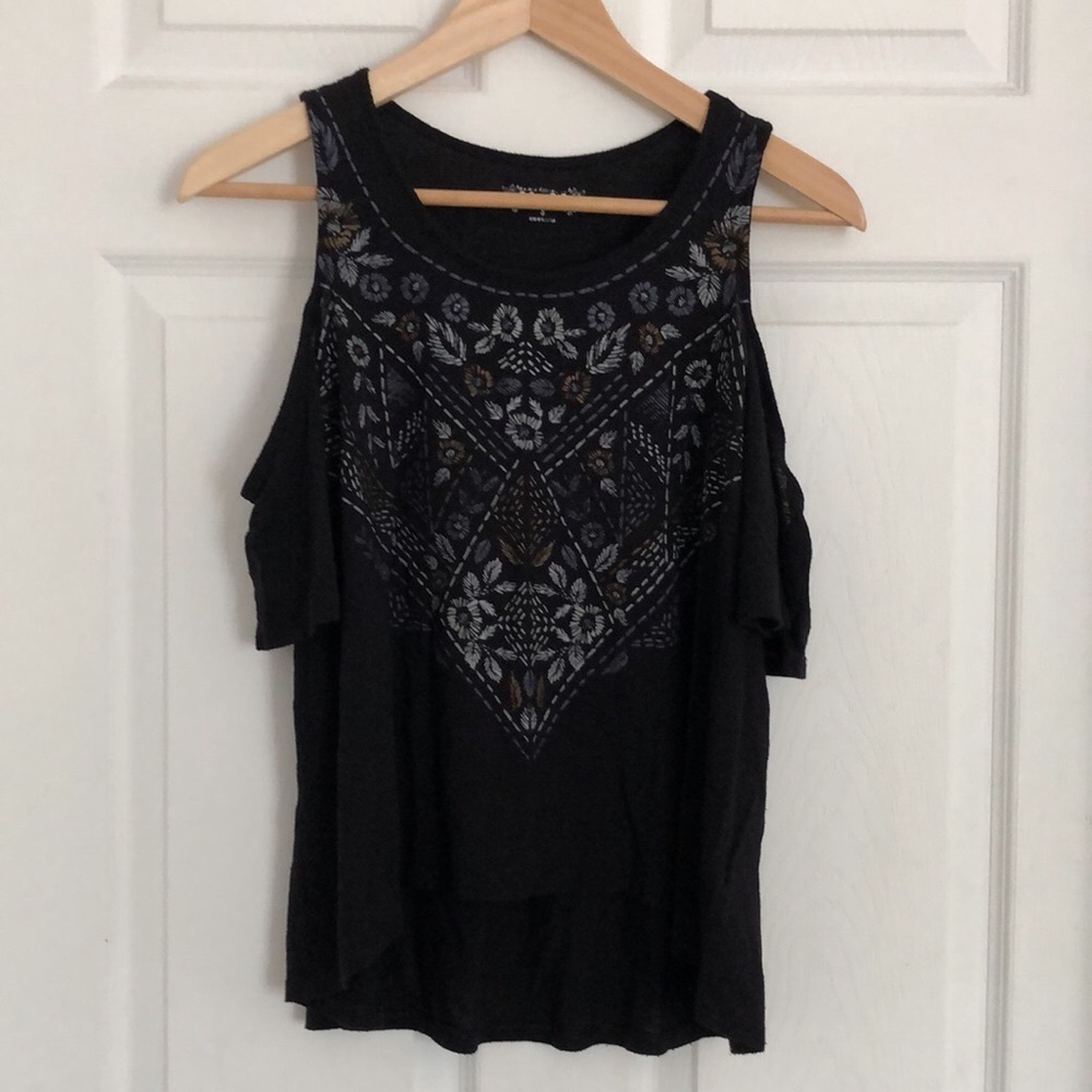 Shoulder-less black top
